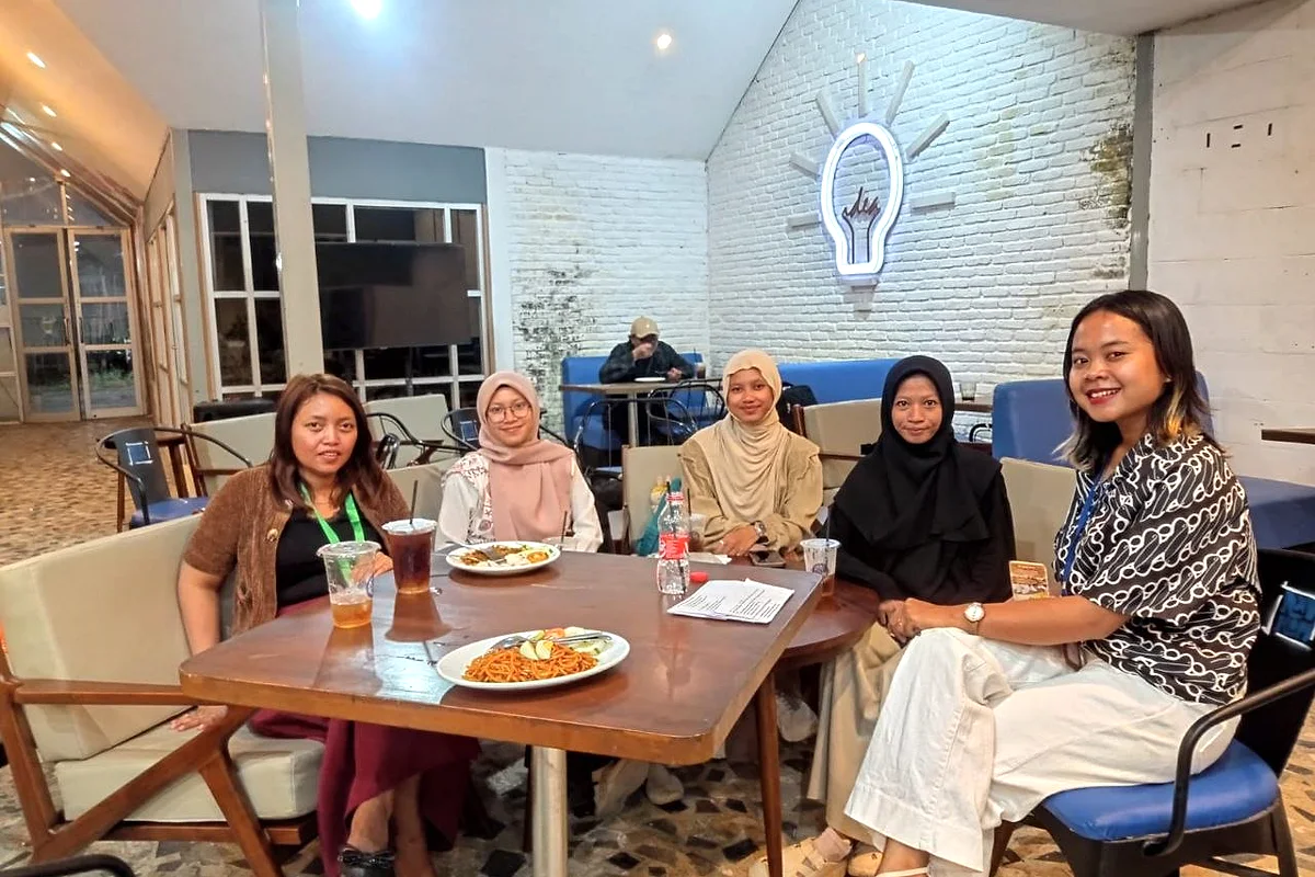 Anggota Prommunity berbincang dalam kelompok kecil