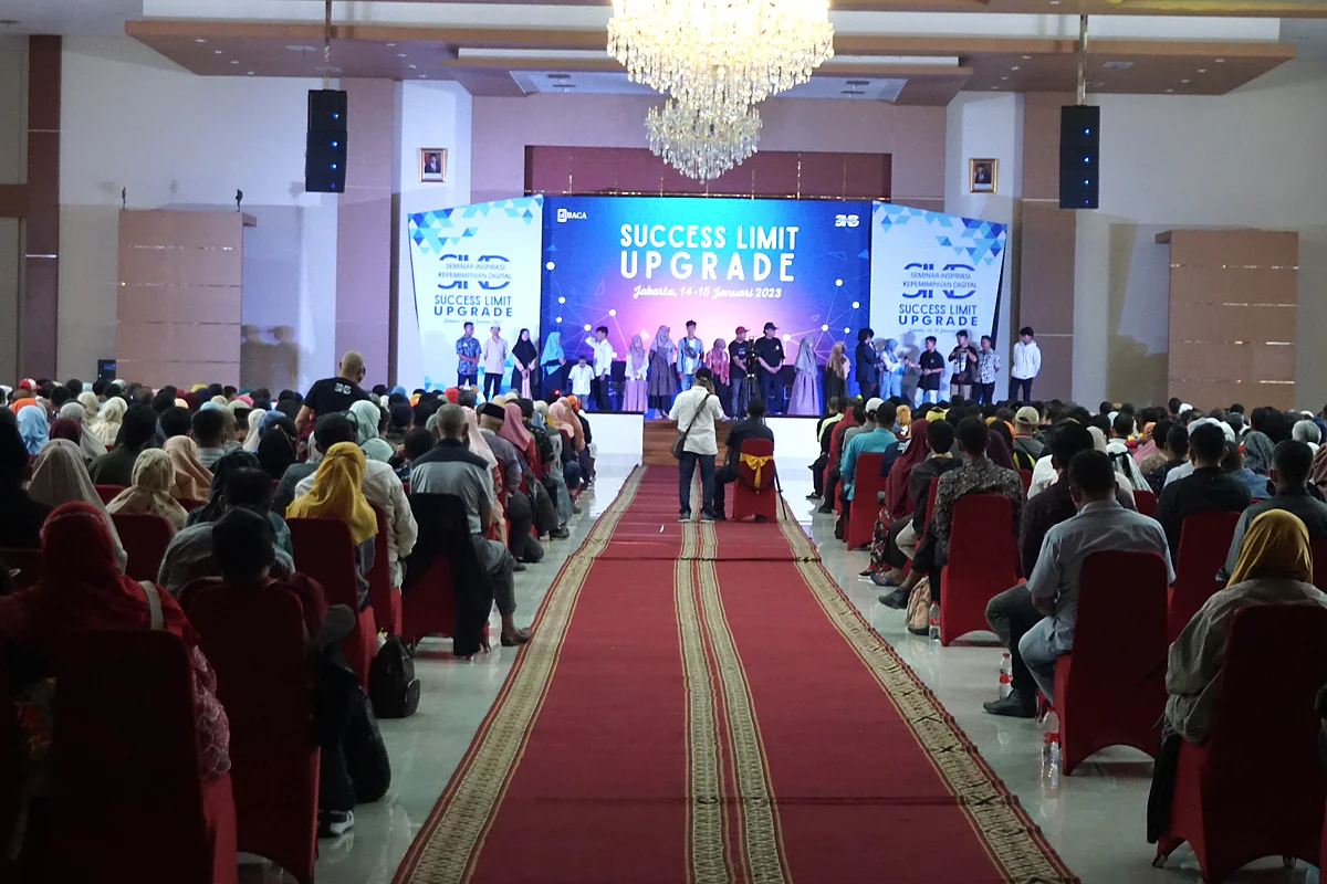 Suasana peserta dan panggung pada kegiatan Success Limit Upgrade