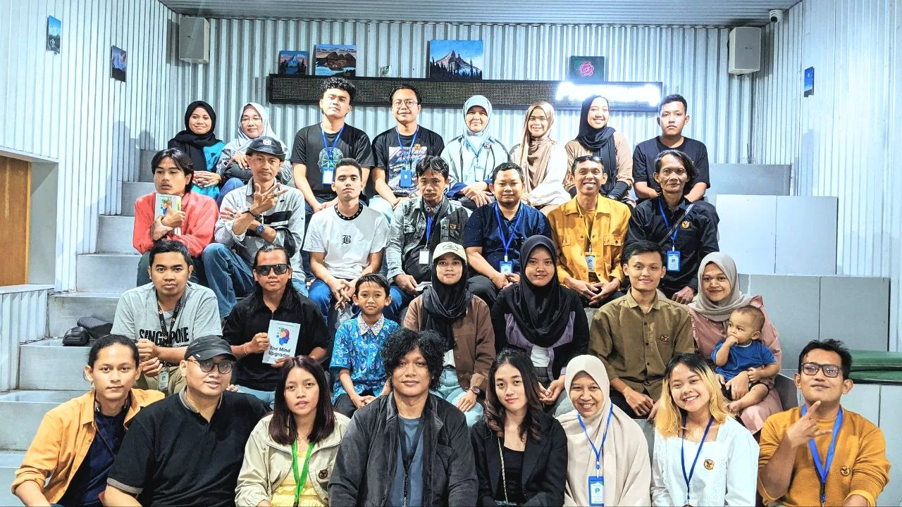 Kelompok peserta berfoto bersama setelah kegiatan komunitas.