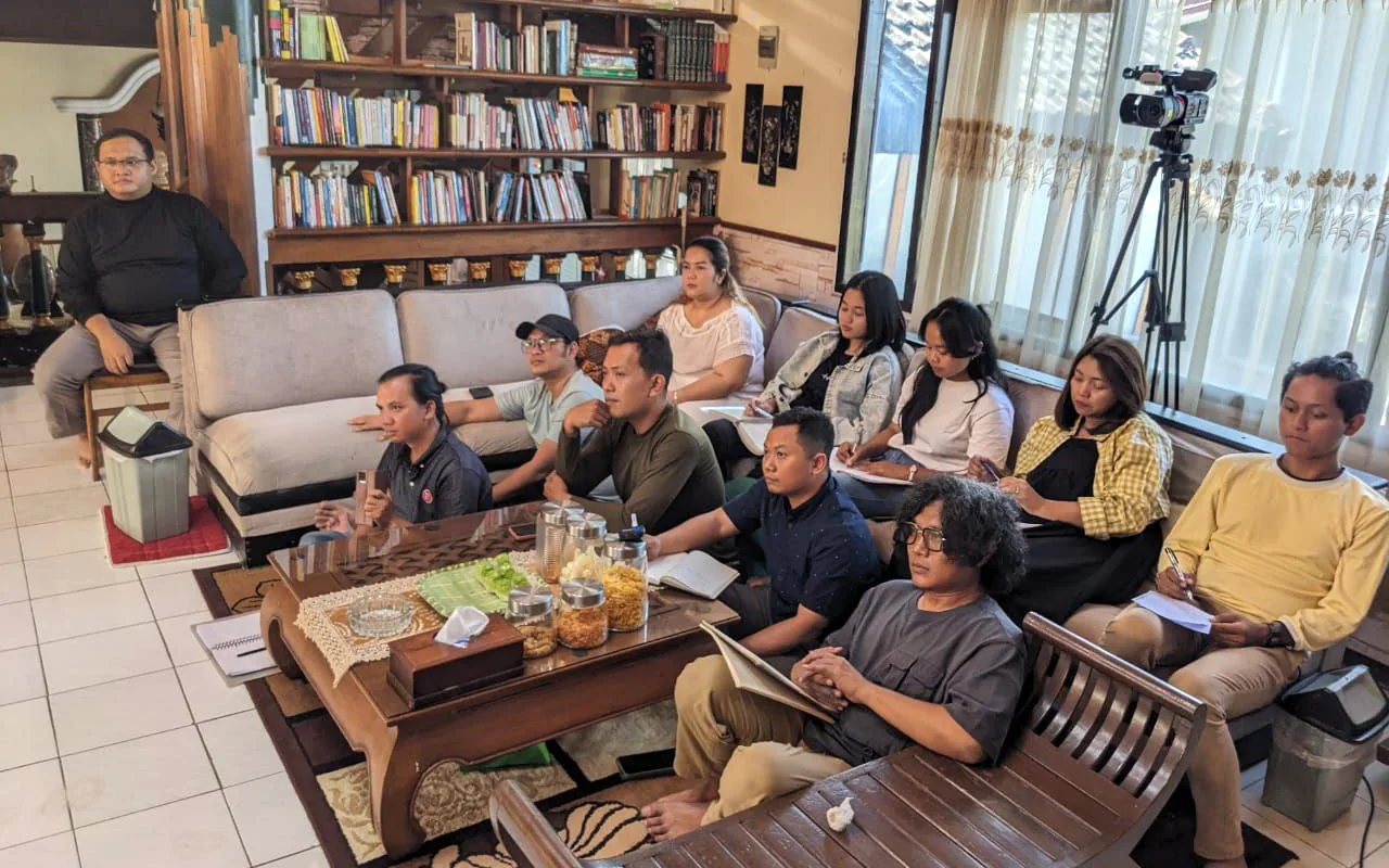 Peserta menyimak pembahasan sambil membawa catatan dalam kegiatan komunitas.