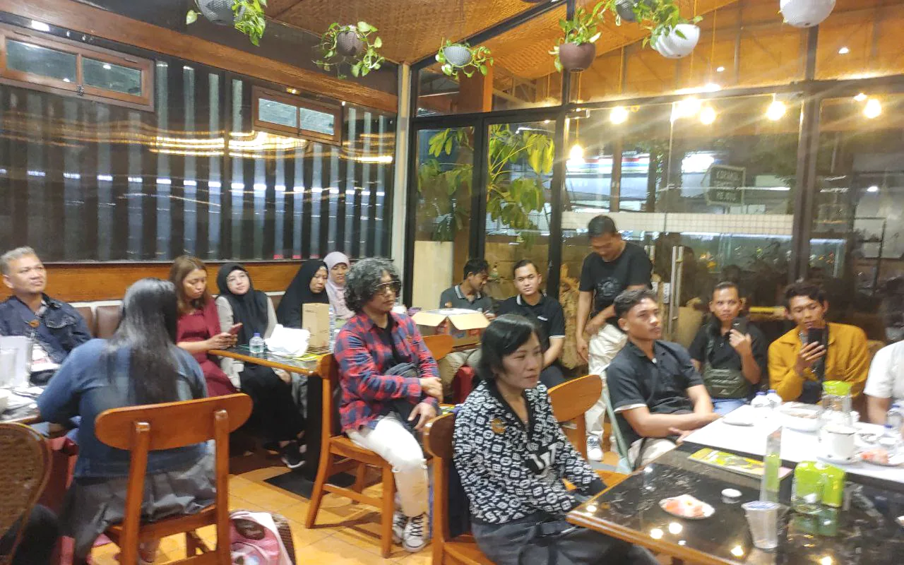 Peserta duduk bersama mengikuti diskusi di ruang komunitas.