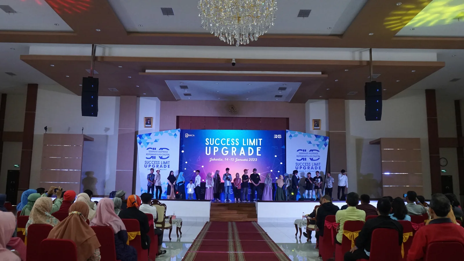 Peserta mengikuti kegiatan di auditorium dengan panggung utama.