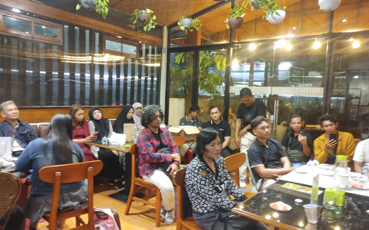 Beberapa peserta berada dalam suasana diskusi komunitas.