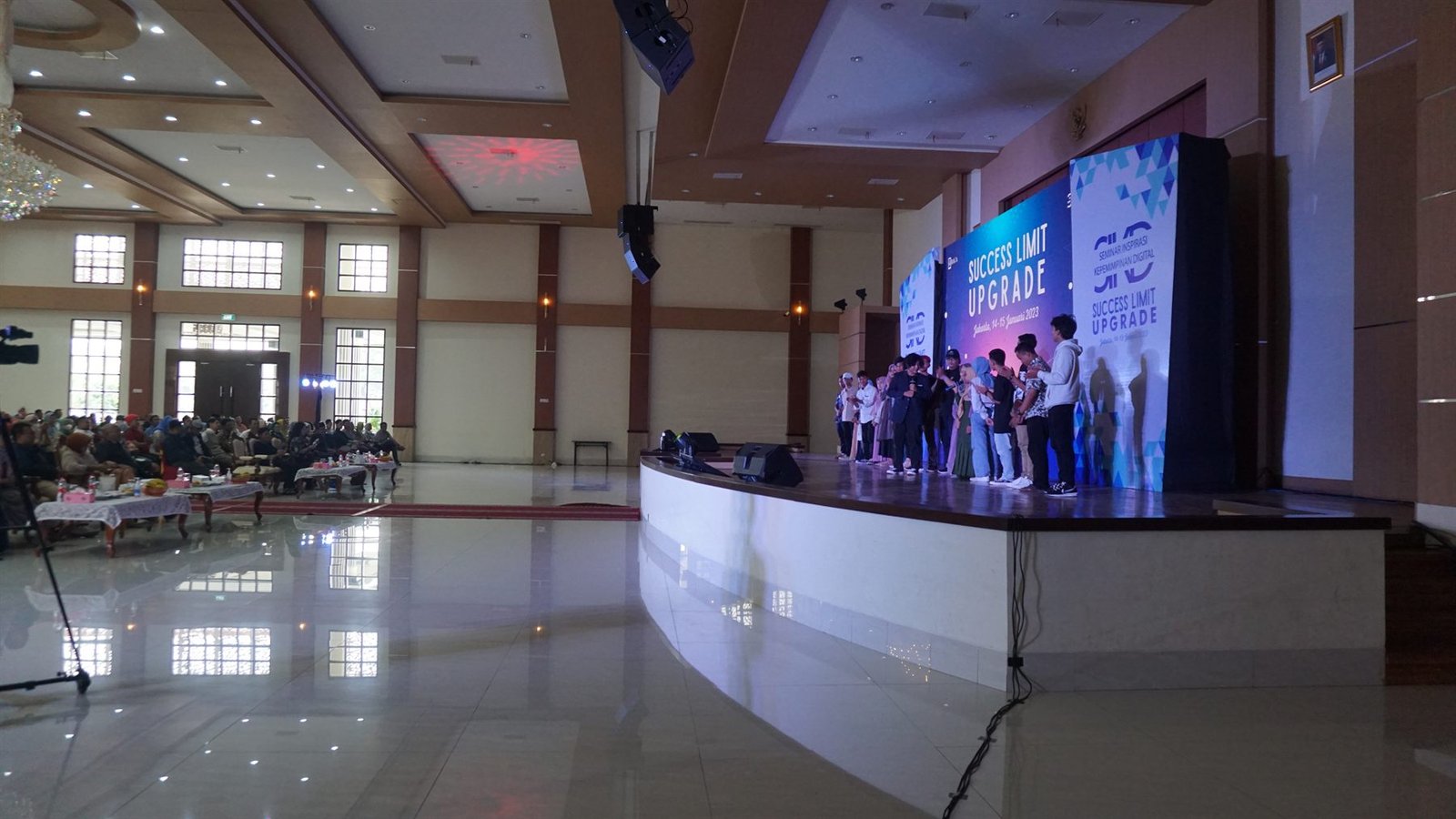 Suasana event Success Limit Upgrade dengan peserta dan panggung