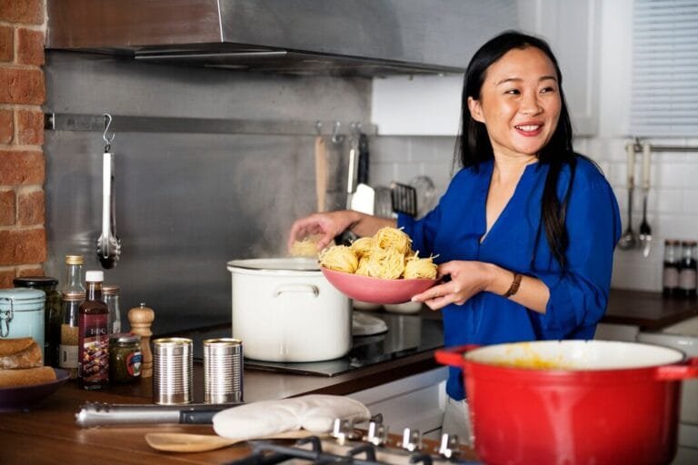 Sering Masak? Inilah Awal Perjalanan Kecantikan yang Terkikis Tanpa Sunscreen