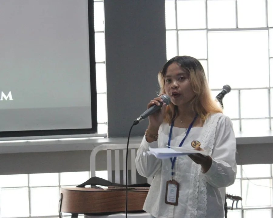 Fasilitator Prommunity memandu sesi