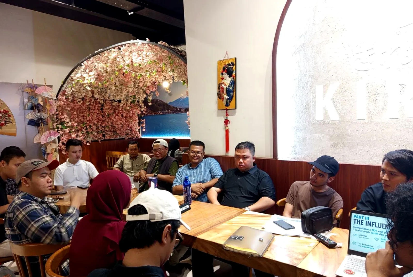 Founder mengerjakan workbook Prommunity